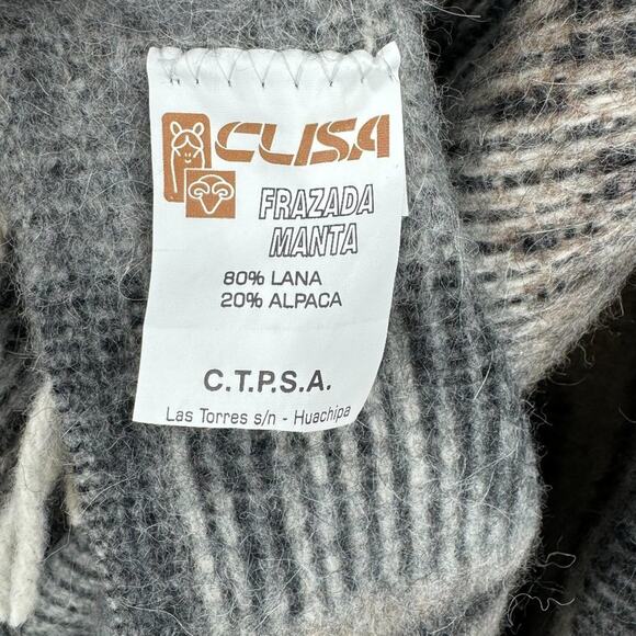 Alpaca wool blend fringe poncho southwestern Aztec print gray tan made in Peru - Picture 6 of 7